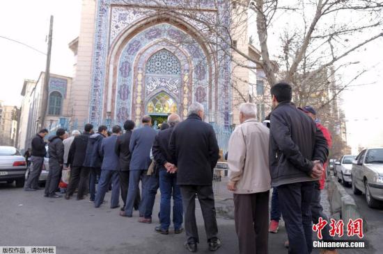 资料图：当地时间2月26日，伊朗议会及专家会议选举拉开帷幕，民众前往投票站投票。