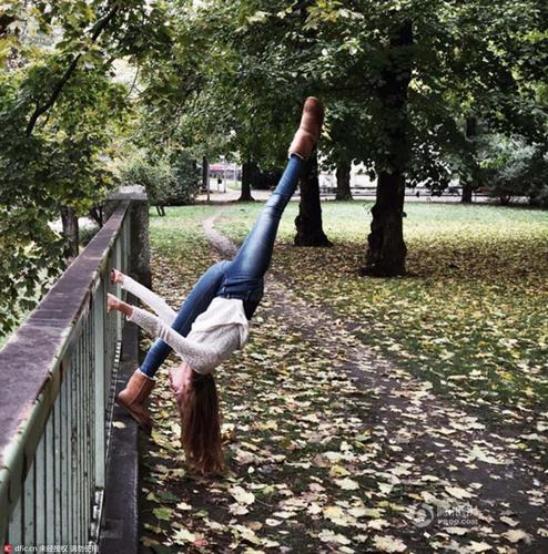 这名现居维也纳的22岁斯洛伐克女孩发明了“无垫瑜伽”这一名词，以表达自己随时随地都可以进行瑜伽的信仰。