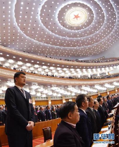 3月3日，中国人民政治协商会议第十二届全国委员会第四次会议在北京人民大会堂开幕。这是委员们高唱国歌。 新华社记者 谢环驰 摄