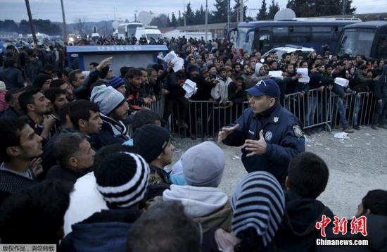 难民们围住伊多梅尼的警察质问。