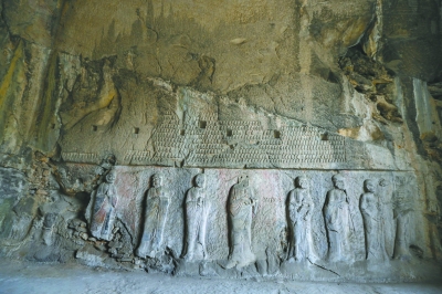 龙门石窟特窟之一的看经寺洞窟内，南壁上雕刻的唐代罗汉群像。　新华社发（张晓理 摄）