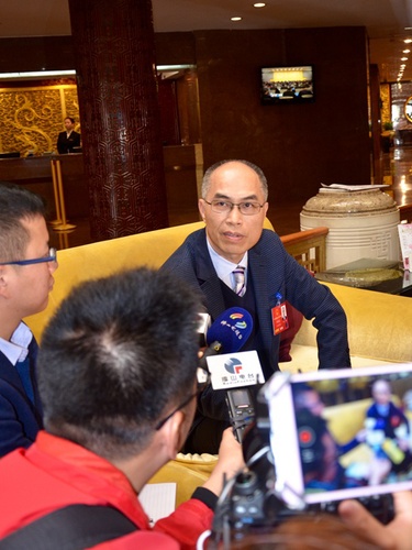 邓伟根代表接受采访。人民网 杨芳摄