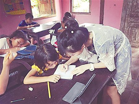 女学生自费巴厘岛支教 欲筹钱为贫困儿童建小学