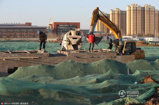 北京行政副中心工地胡各庄村委会南边的空地里发现汉代墓葬群，工作人员正在现场勘测发掘。