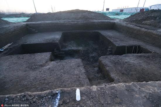 据考古人员讲，从发现的一些瓷器来看是汉墓，有几十座。