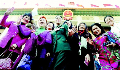 3月14日，全国政协十二届四次会议在北京人民大会堂举行闭幕会。图为会议闭幕后，委员们走出大会堂招手致意。 本报记者 田福良 摄