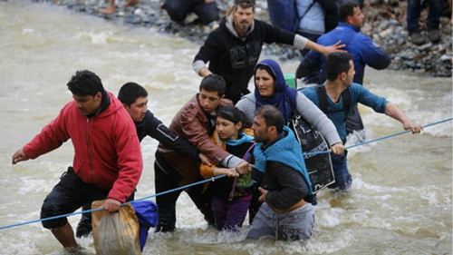 滞留希腊近千难民渡河“闯关”进入马其顿