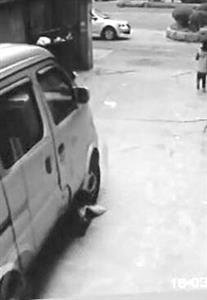 南京4岁男孩被车碾过后站起仅后脑勺8厘米擦伤