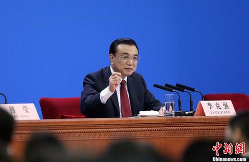 3月16日，国务院总理李克强在北京人民大会堂会见中外记者并回答记者提问。中新社记者 汤彦俊 摄