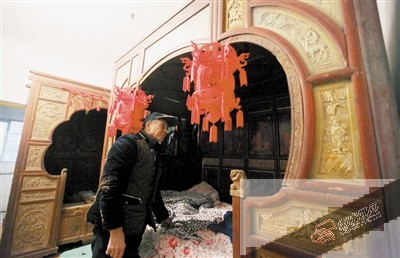 杨辉请的工人就睡在他收藏的古董床上。