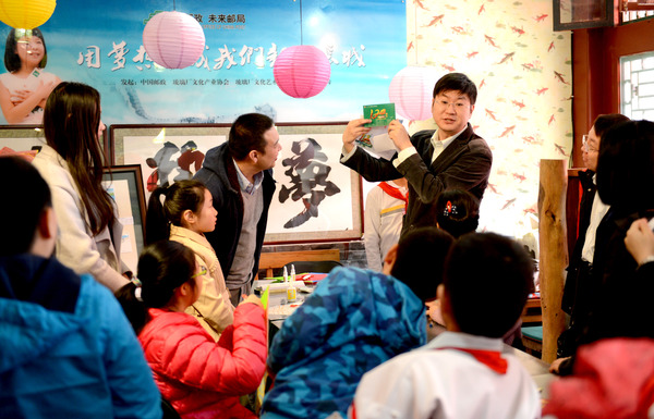为纪念中国邮政开办120周年，未来邮局特制作发行主题纪念日版“梦想未来信”，并赠予孩子们，工作人员在指导孩子们如何写好未来信，创建新梦想。