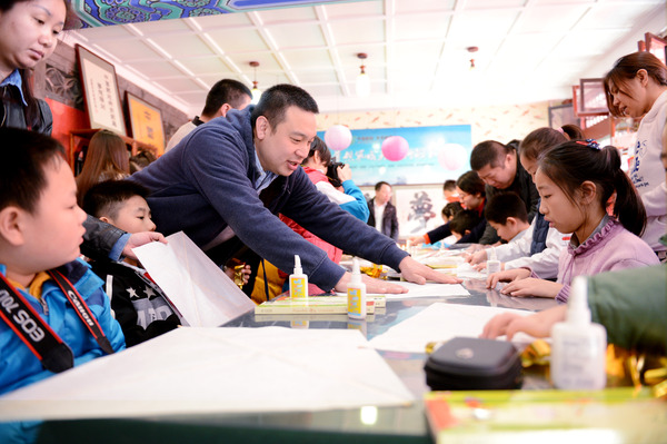 刘宾老师教孩子们国家级非物质文化遗产“曹氏风筝”的制作。