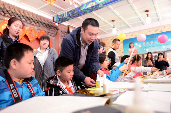 京派宫廷风筝“三石斋风筝”第三代传人刘宾老师教孩子们“曹氏风筝”的传承和制作技艺。