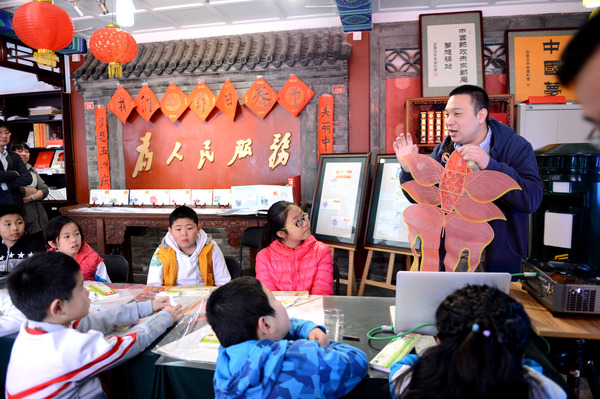 刘宾老师教孩子们国家级非物质文化遗产“曹氏风筝”的制作和传承故事。