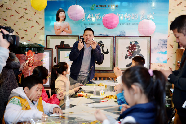 刘宾老师教孩子们国家级非物质文化遗产“曹氏风筝”的制作和用料。