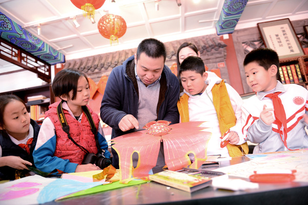 图为京派宫廷风筝“三石斋风筝”第三代传人刘宾老师向孩子们讲述国家级非物质文化遗产“曹氏风筝”的传承和制作技艺。