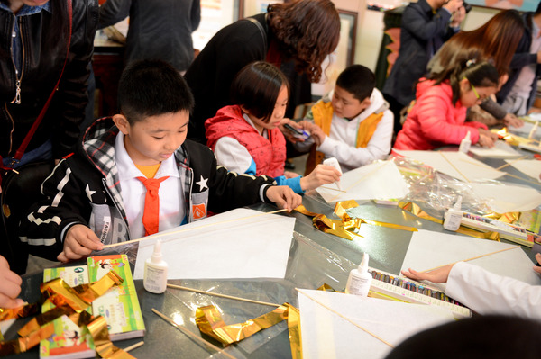 孩子们在认真的学习制作国家级非物质文化遗产“曹氏风筝”。