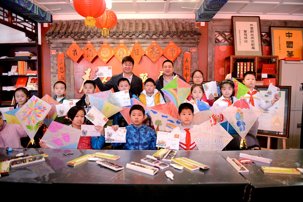 为纪念中国邮政开办120周年，未来邮局特制作发行主题纪念日版“梦想未来信”，并赠予小记者们，寄愿让“风筝”与“未来信”双梦齐飞，助力有梦想的少年们早日成为栋梁之才