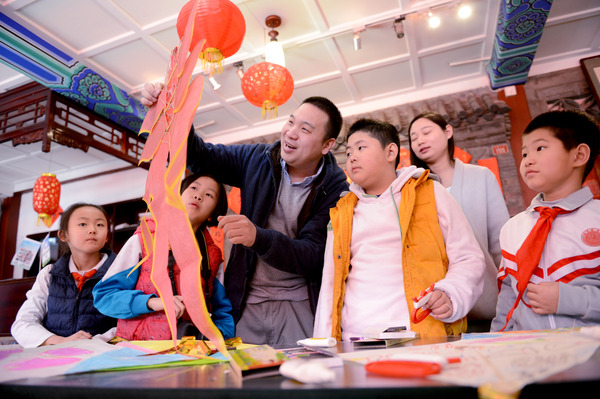 京派宫廷风筝“三石斋风筝”第三代传人刘宾老师向孩子们讲述国家级非物质文化遗产“曹氏风筝”的传承和制作技艺方式方法。