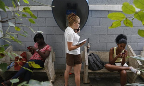 古巴首都哈瓦那，年轻人在使用免费无线网。（图片来源：美联社）