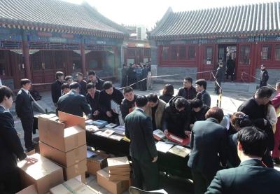 市民排队购买邮票。京华时报记者陶冉摄