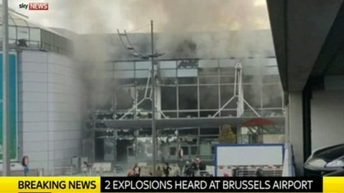英国天空电视台播出的爆炸现场的电视画面显示，机场航站楼的玻璃在强大的冲击波下被震碎，现场冒出滚滚浓烟。