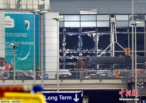 爆炸现场画面，机场航站楼的玻璃在强大的冲击波下被震碎。
