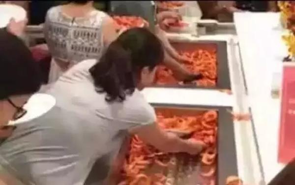 日前，一段“中国游客泰国吃自助餐疯狂铲虾”的视频在网络上热传
