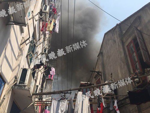 上海热河路一民宅起火 附近幼儿园紧急疏散