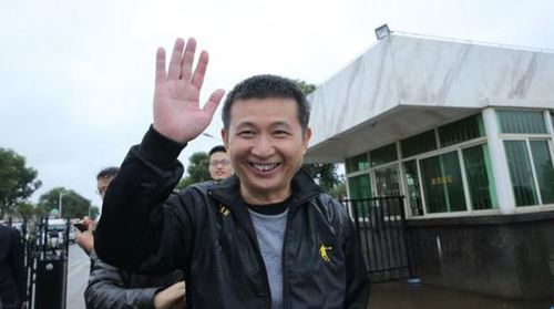 2月1日，海南省海口市，陈满在家人的陪同下走出美兰监狱。