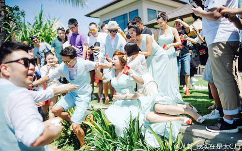 包贝尔婚礼伴娘柳岩被“闹”现场照片。图片来自网络。