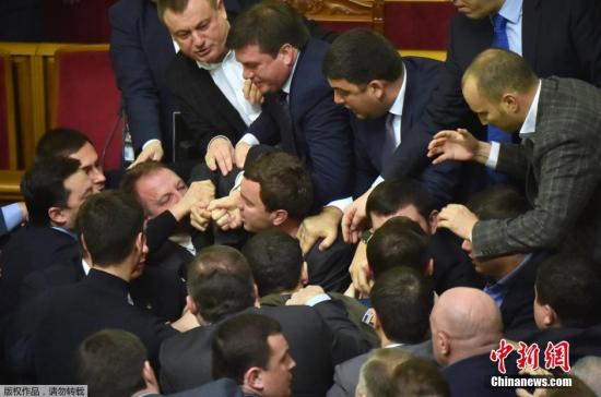 当地时间12月11日，乌克兰总理亚采纽克现身议会发布年度政府报告，遭到来自总统所在政党的议员袭击，之后引发议员混战。