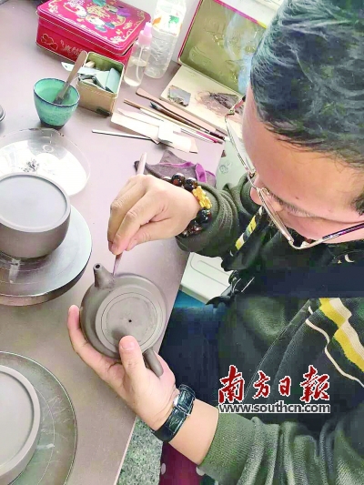 艺术家彭汉蒙在制作紫砂壶。