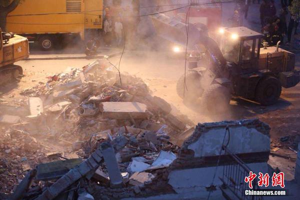 上海松江佘山一幢3层房屋坍塌 救援人员全力搜救7