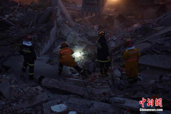 上海松江佘山一幢3层房屋坍塌 救援人员全力搜救9