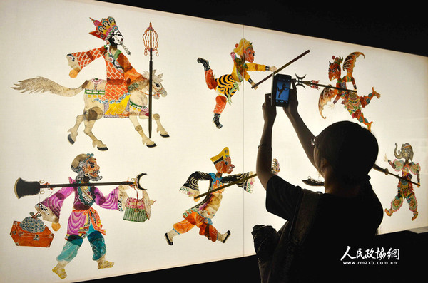 2015年9月20日，位于杭州的中国美院民艺博物馆正式对开放。这是参观者在中国美院民艺博物馆拍摄《西游记》相关皮影作品。