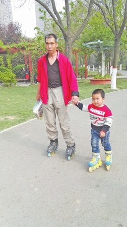 张俊广和儿子就这样手拉手轮滑到北京