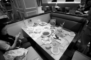 昨日，杨家坪商圈“i-Tony饭堂”，谭女士和朋友在菜里吃出烟头