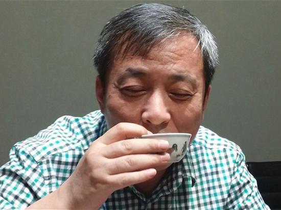 在耗资3640万美元买下了一尊明朝的鸡缸杯之后，他用这件古董喝茶的做法震惊了艺术界。

　　图片：courtesy Sotheby‘s。