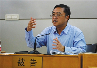 4月11日，贵阳市中院，贵州省副省长陈鸣明在法庭上回答原告及法官提问。图/CFP