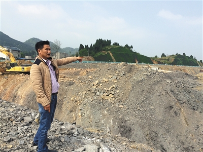 4月15日，贵州省遵义县泮水镇，原告丁加强站在其苗木被铲平的土地上。 新京报记者 贾世煜 摄
