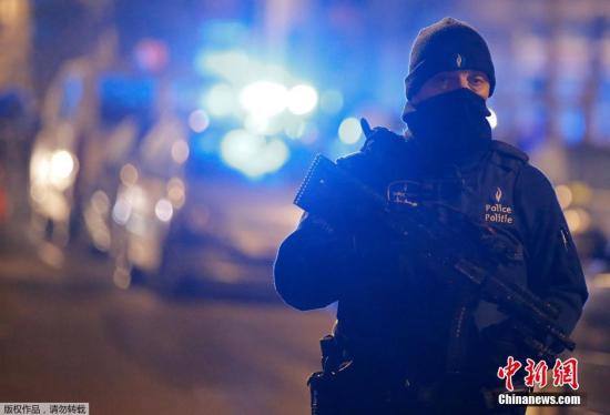 资料图：比利时警方在恐袭发生后执行反恐行动。