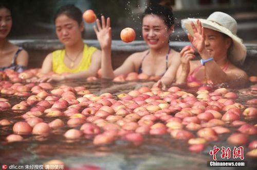 洛阳一景区办奇葩“温泉水果浴” 苹果黄瓜连泡带吃