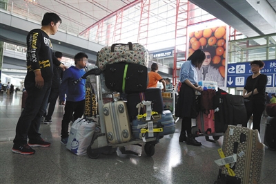 昨日，从日本回来探亲的赵先生带着四个行李箱，他表示过关时非常顺利。新京报记者 李相蓉 摄