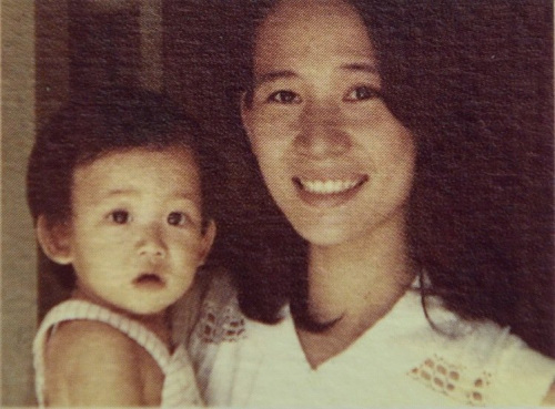 林志玲公开小时候和妈妈的合照。图片来源：台湾“联合新闻网”。