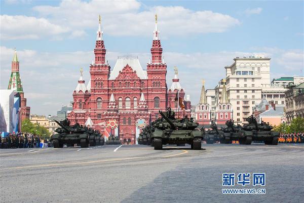 5月7日，在俄罗斯首都莫斯科，T-90A主战坦克编队驶过红场。当天，莫斯科红场举行胜利日阅兵式彩排，完整演练9日阅兵全过程。5月9日是俄罗斯卫国战争胜利日，莫斯科红场阅兵仪式是当天的主要庆祝活动。新华社记者白雪骐摄