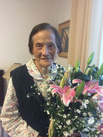 2016年母亲节，赵丽宏为94岁的母亲献花并摄影。赵丽宏是全国政协委员，著名作家、散文家、诗人，上海作家协会副主席、《上海文学》杂志社社长。著有诗集《珊瑚》、《沉默的冬青》、《抒情诗151首》等。
