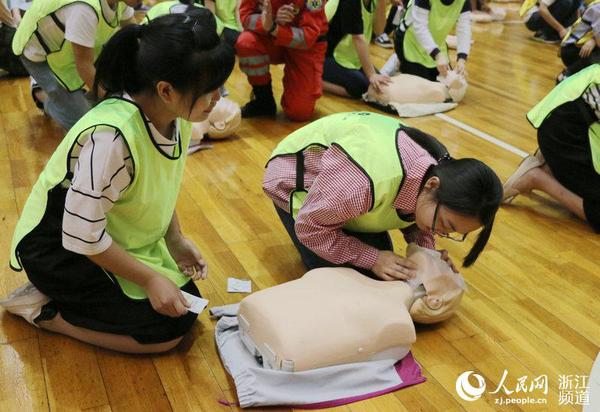 G20志愿者现场学习人工呼吸急救知识。