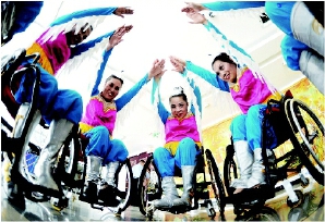 5月13日，北京市西城区第二届残疾人文化艺术节开幕。文艺演出、诗歌朗诵、艺术采风等活动精彩纷呈。图为残疾人在表演轮椅舞蹈。