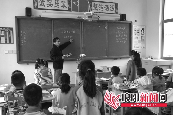 刘金忠在给学生上课。